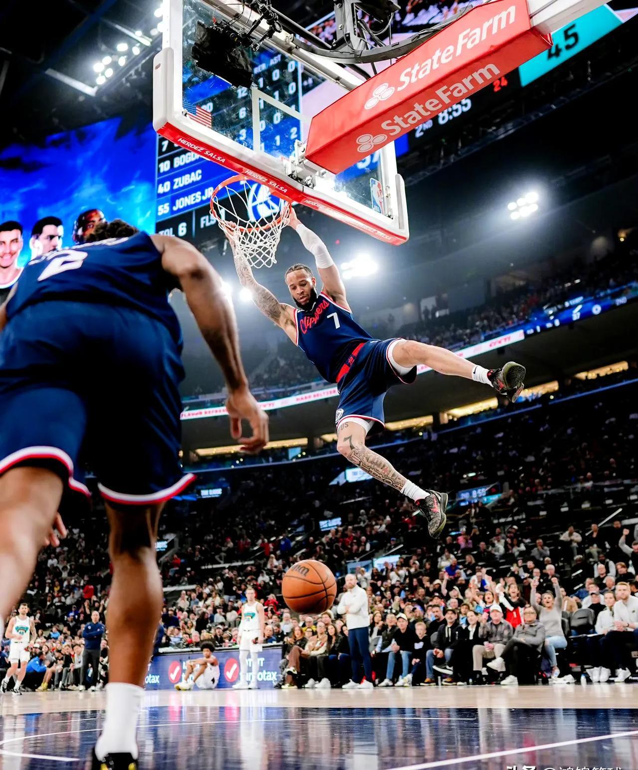 快船绝杀鹈鹕,王哲林点燃赛场 快船绝杀鹈鹕,王哲林点燃赛场