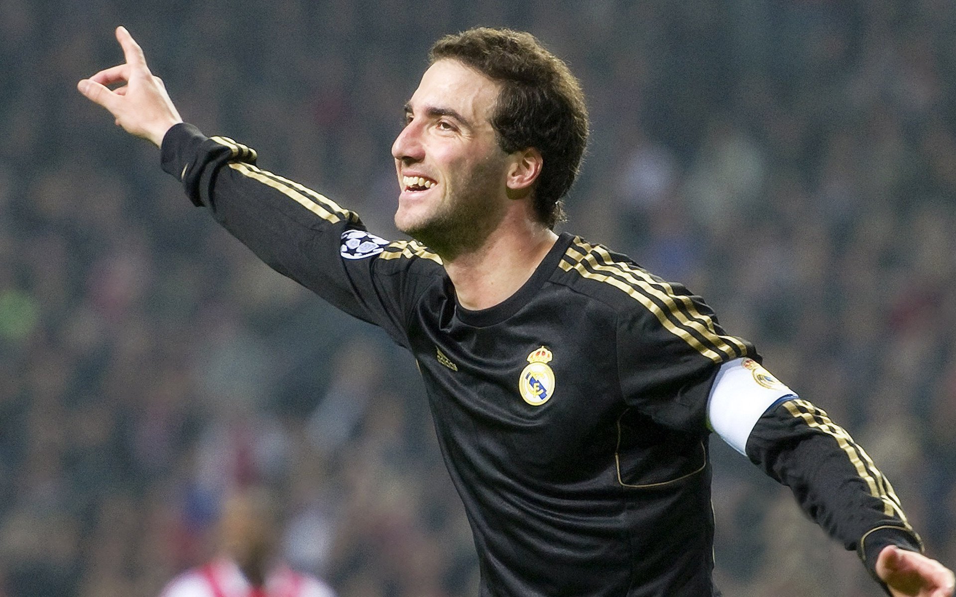 巨星撬动格局,京多安一剑封喉背后,巴黎的强行终结与加纳足球的无声回响